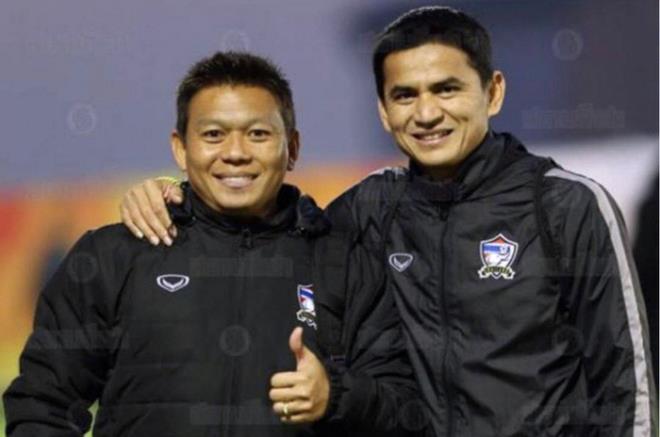 Trợ lý Abhisit Khai Kaew và HLV Kiatisak khi còn làm việc ở ĐT Thái Lan. 1