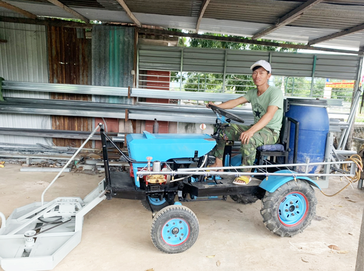   Anh Nguyễn Văn Quý (xã Ia Rsươm, huyện Krông Pa) với sản phẩm máy phun thuốc cỏ bán tự động. Ảnh: Vũ Chi