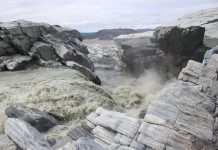 Sông băng ở Greenland - Ảnh: JON HAWKINGS