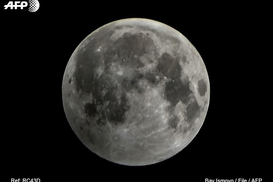 Trung Quốc sẽ phóng tàu thăm dò lên mặt trăng để thu thập mẫu đất, đá, trong sứ mệnh đầu tiên sau 50 năm. Ảnh: AFP