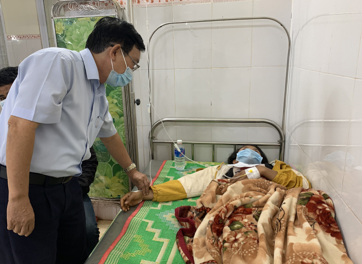 Ông Nguyễn Đình Tuấn-Phó Giám đốc Sở Y tế Gia Lai thăm hỏi, động viên người bệnh. Ảnh: Như Nguyện