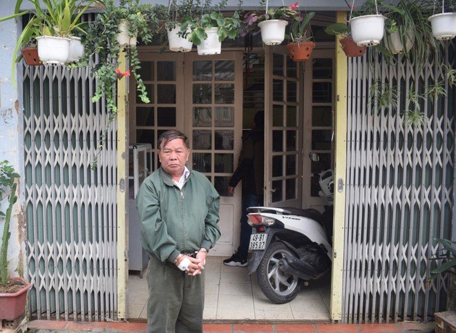Hùng được đưa đến nhà một bị hại trên đường Trần Phú (TP.Đà Lạt) dựng lại hiện trường vụ lừa đảo chiếm đoạt tài sản /// Ảnh: Lâm Viên