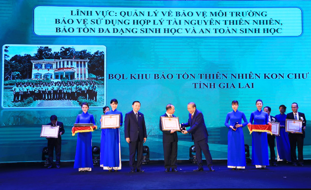 Ban tổ chức trao thưởng cho Ban Quản lý Khu Bảo tồn thiên nhiên Kon Chư Răng. Ảnh: Hồng Thương