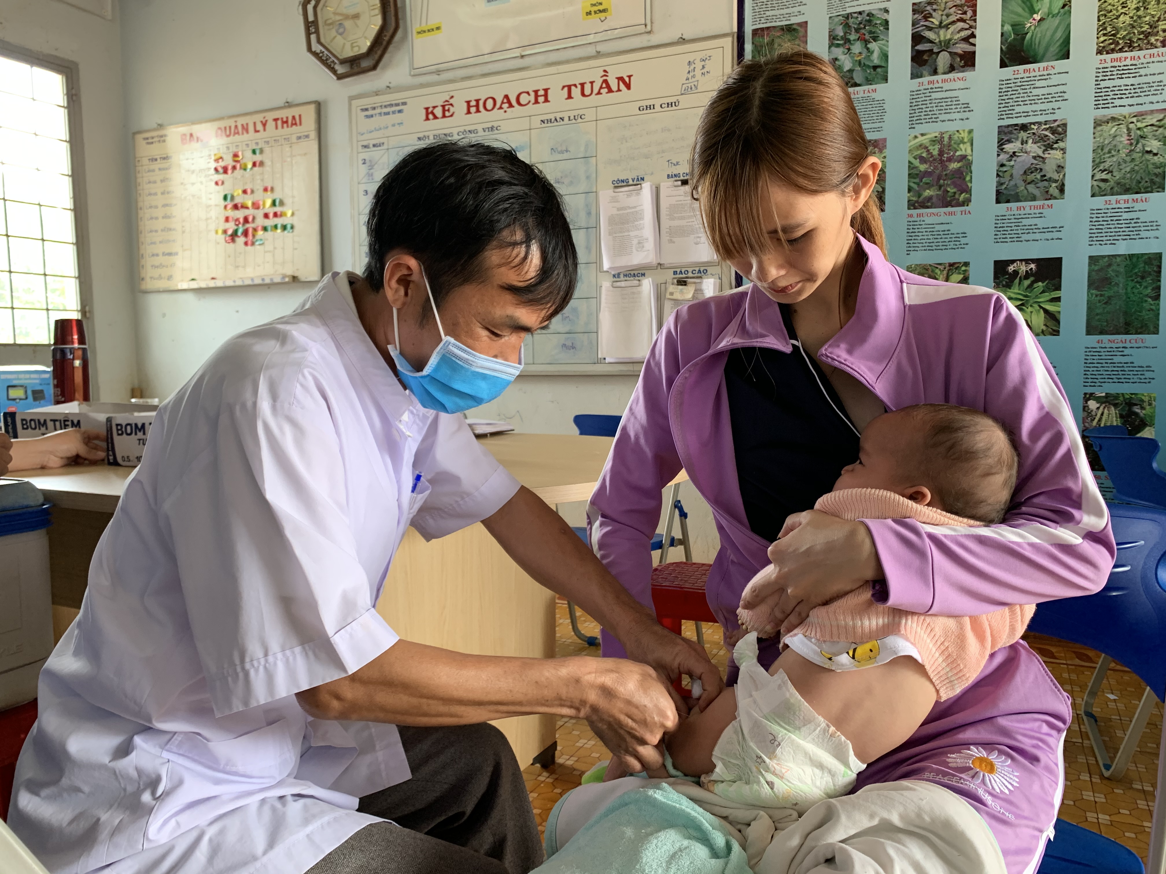 Cán bộ Trạm Y tế xã Đak Sơ Mei (huyện Đak Đoa) tiêm vắc xin phòng các bệnh truyền nhiễm cho trẻ em. Ảnh: Như Nguyện