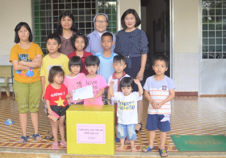 Trẻ mồ côi ở Cô nhi Sao Mai (phường Ia Kring, TP. Pleiku) thường được các đơn vị, tổ chức từ thiện quan tâm tặng quà. Ảnh: Đinh Yến