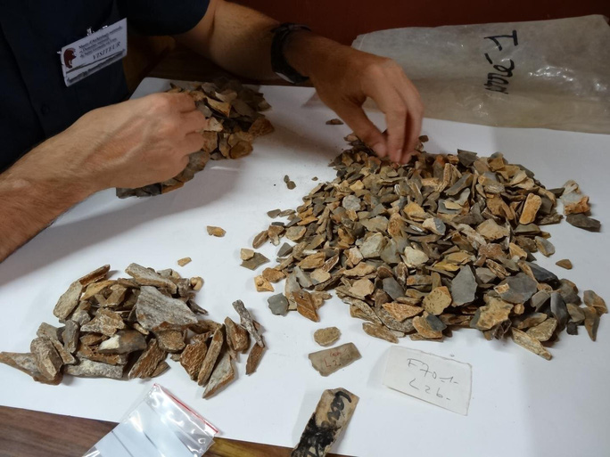 Các mảnh hài cốt hóa thạch của đứa trẻ Neanderthals đang được lọc ra từ đá trong ngôi mộ cổ bí ẩn - Ảnh: BẢO TÀNG LỊCH SỬ TỰ NHIÊN QUỐC GIA PHÁP