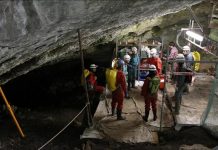 Các nhà khảo cổ học thám hiểm hang động Sima de los Huesos ở Tây Ban Nha. Ảnh: AFP