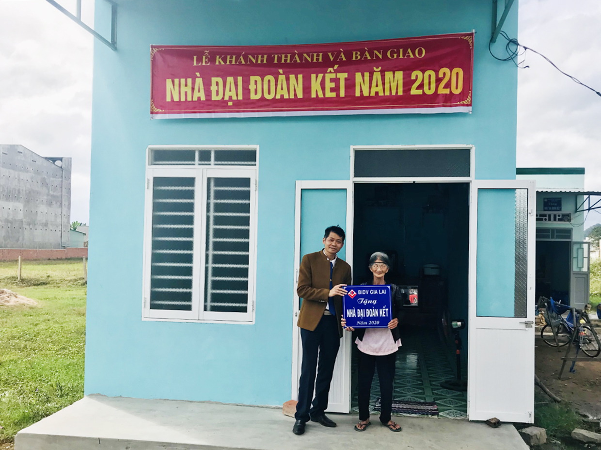 Lễ trao nhà “Đại đoàn kết” cho gia đình bà Mai Thị Trợ, hộ nghèo tại tổ 2 (phường Hòa Bình, thị xã Ayun Pa). Ảnh: Nguyễn Sang