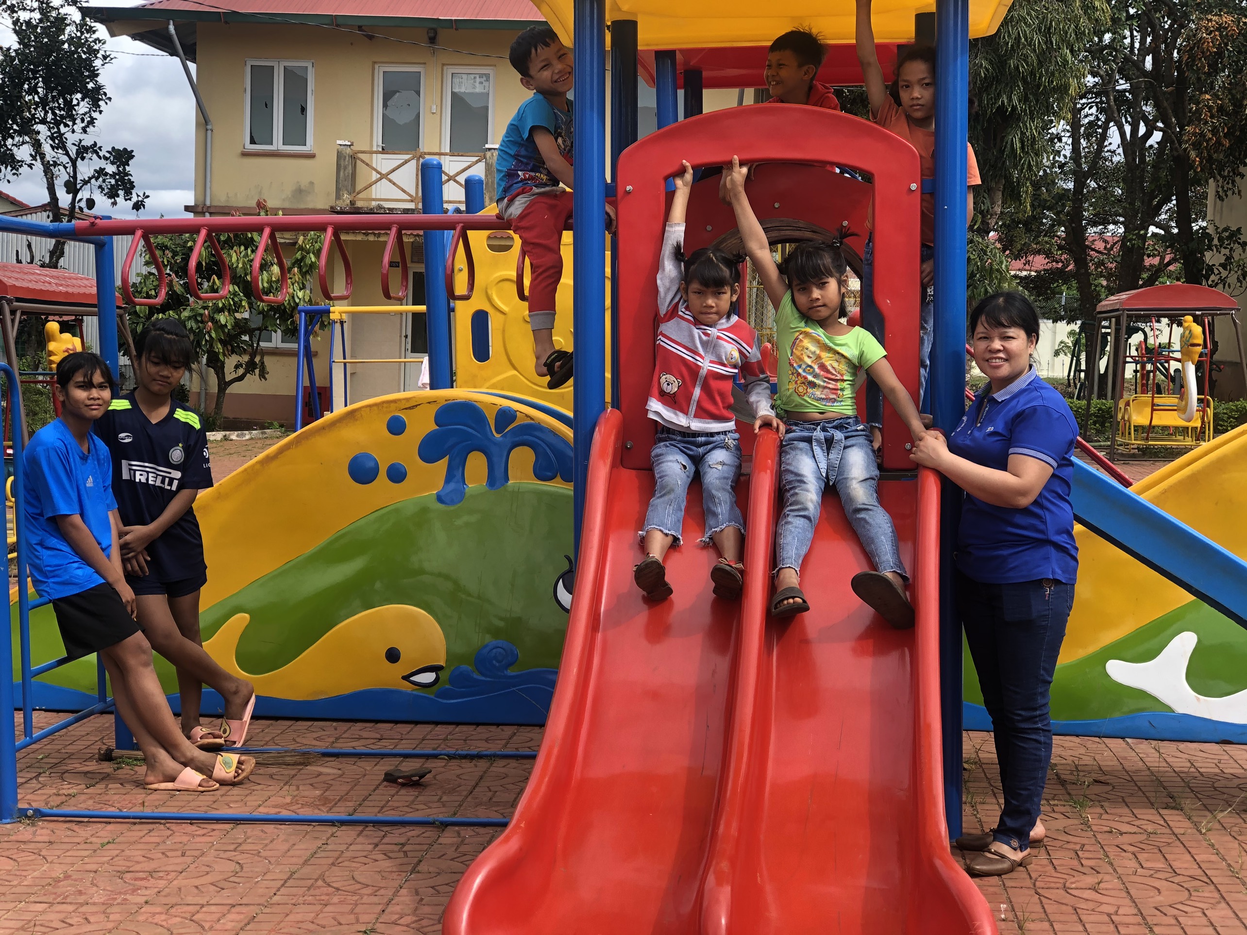 Chị Hồ Thị Lượng chơi cùng các em nhỏ tại Trung tâm BTXHTH tỉnh. Ảnh: Đinh Yến