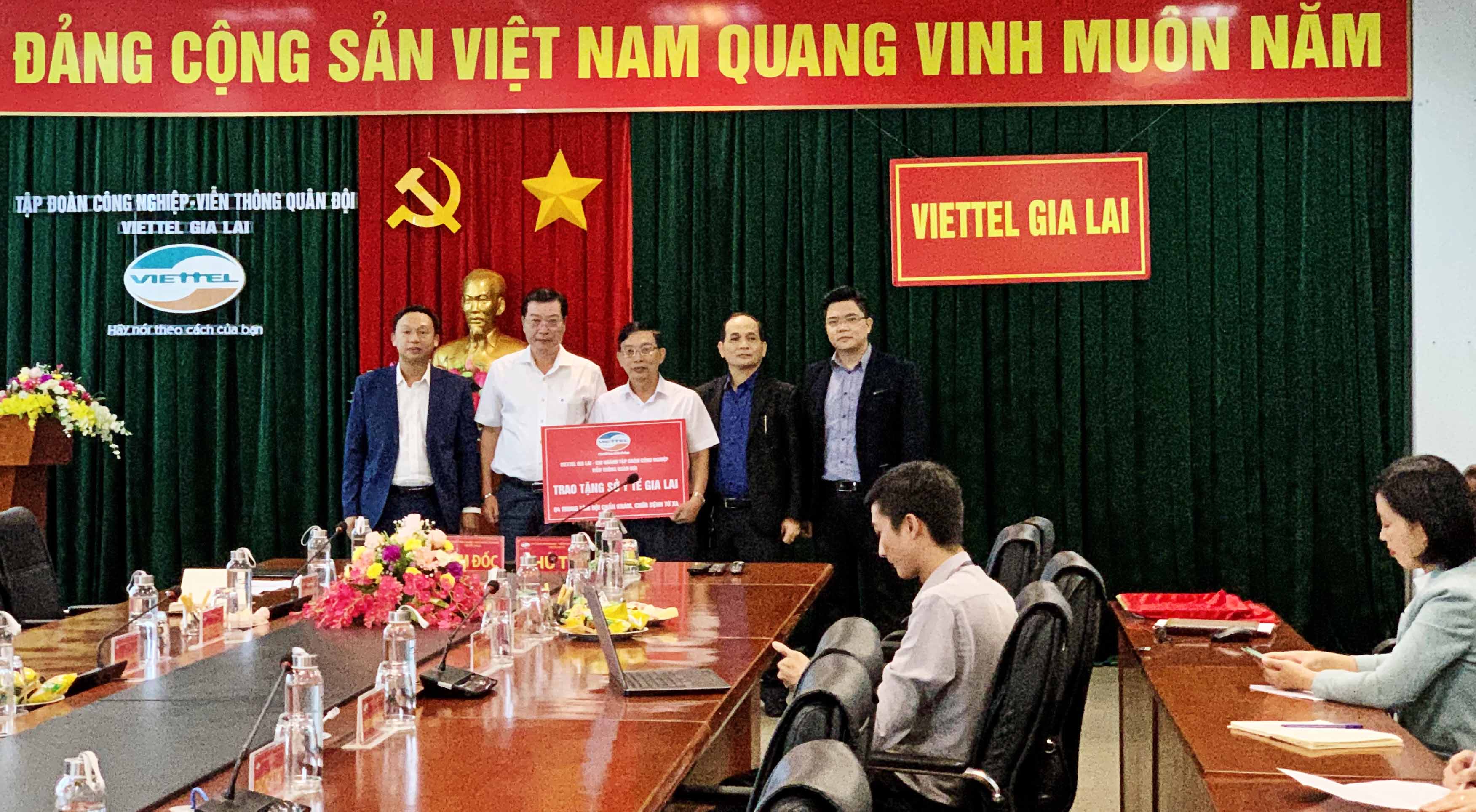-Lãnh đạo Viettel Gia Lai trao biển tượng trưng cho lãnh đạo Sở Y tế tỉnh. Ảnh: Như Nguyện