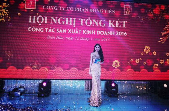 Nữ giảng viên gây sốt với màn 'lên đồ' đi dạy ấn tượng: 15 tuần không trùng bộ đồ nào Ảnh 5