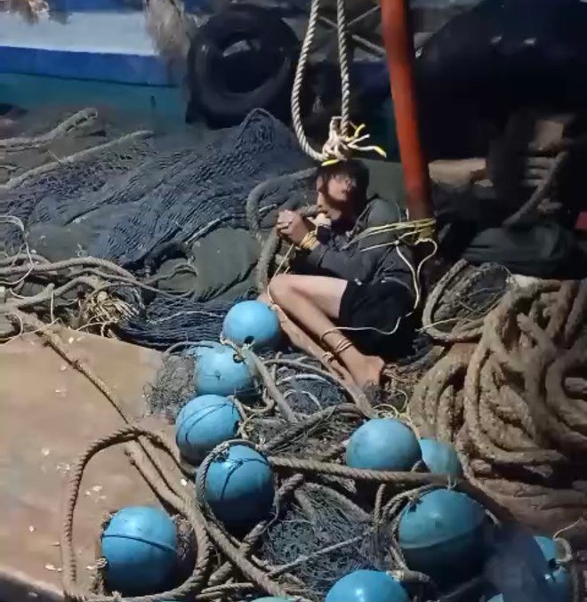 Hình ảnh được cho là ngư phủ bị trói, đánh ở góc tàu /// Ảnh: người dân cung cấp