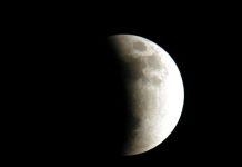  Nguyệt thực một phần được chụp từ đảo Merritt, Florida, Mỹ. Ảnh: NASA / KSC.