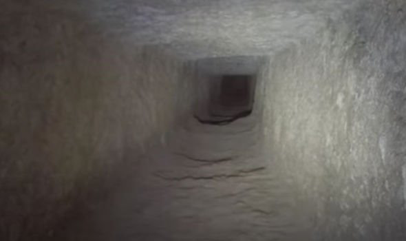 Cánh cửa kỳ lạ dẫn đến một lối đi nhỏ rất kỳ lạ bên trong Kim tự tháp.