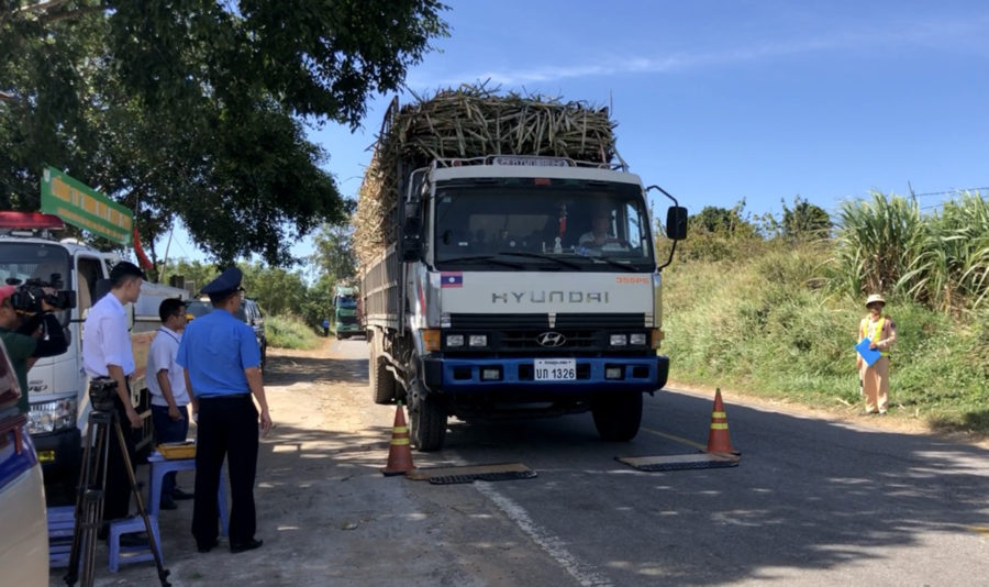 Thanh tra Sở GT-VT cân tải trọng xe chở mía trên đường Trường Sơn Đông-đoạn qua huyện Kông Chro. Ảnh: Lê Hòa