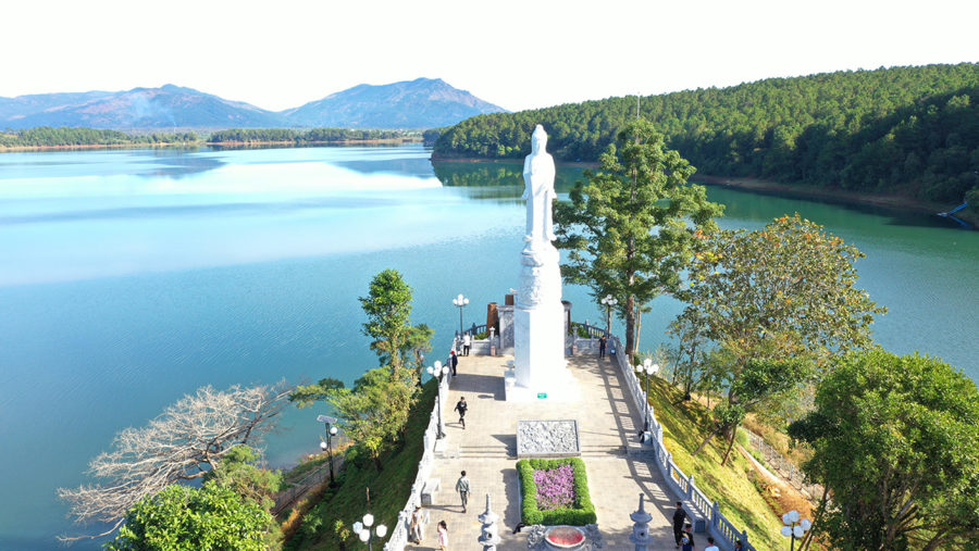Danh thắng Biển Hồ là một trong những điểm du lịch hấp dẫn của Pleiku. Ảnh: Quang Tấn