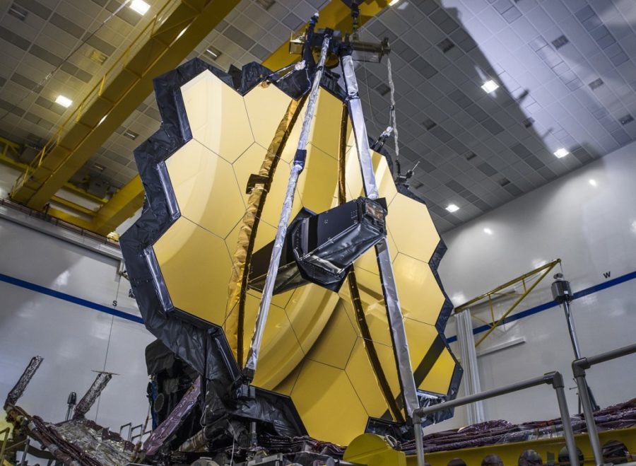 NASA mở các tấm gương của Kính viễn vọng Không gian James Webb trong một lần thử nghiệm. Ảnh: NASA.
