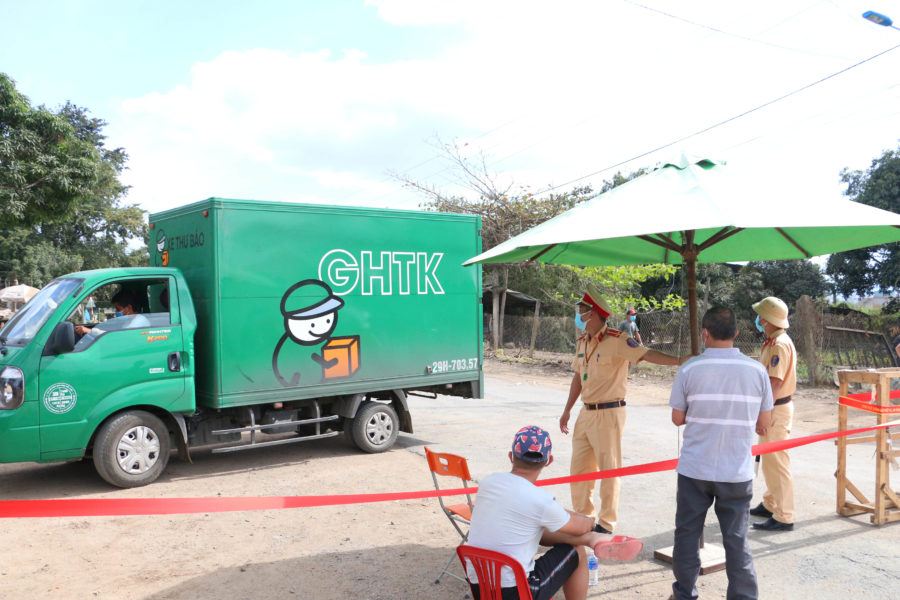 Các loại phương tiện không được ra khỏi thị xã. Ảnh: Quang Tấn