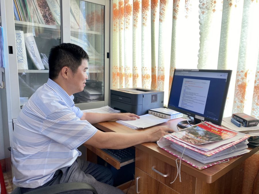 Quản lý và phê duyệt giáo án trên không gian mạng tại Trường THPT Phan Bội Châu (TP. Pleiku). Ảnh: Mộc Trà.