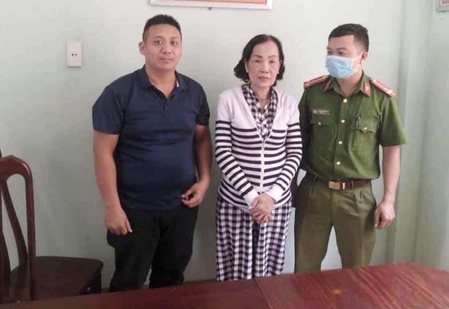 Đối tượng Lang (giữa) bị bắt giữ sau 10 năm lẩn trốn Ảnh Cơ quan Công an cung cấp 