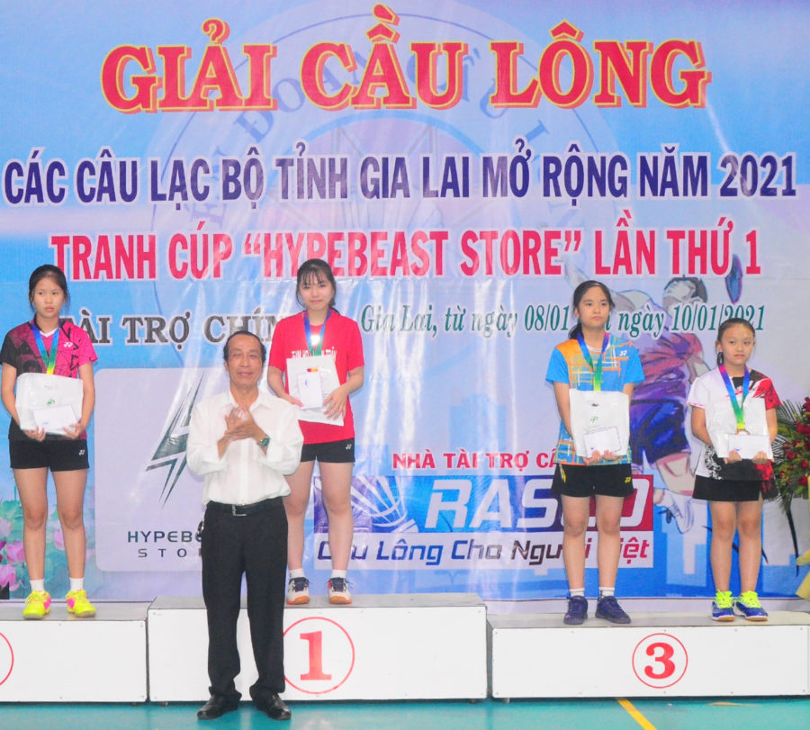 Chủ tịch Liên đoàn Cầu lông tỉnh Gia Lai Lưu Hữu Phước trao giải cho các VĐV. Ảnh: Thiên Di