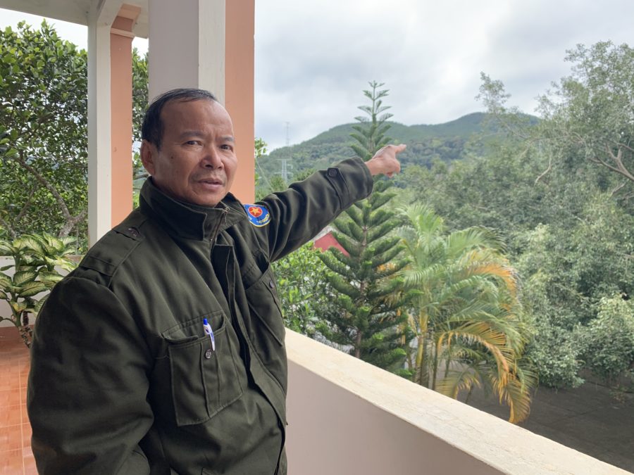 Ông Hoàng Văn Tuấn kể về những ngày khó khăn, gian khổ cõng thông lên phủ xanh đỉnh núi Ông Di. Ảnh: Phương Linh