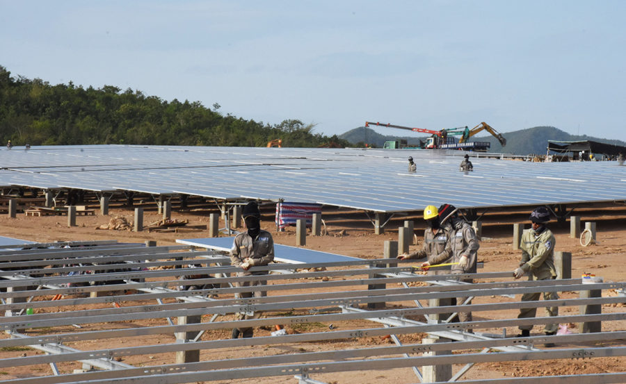   Lắp đặt pin mặt trời tại Nhà máy Điện mặt trời Krông Pa. Ảnh: Hà Duy 
