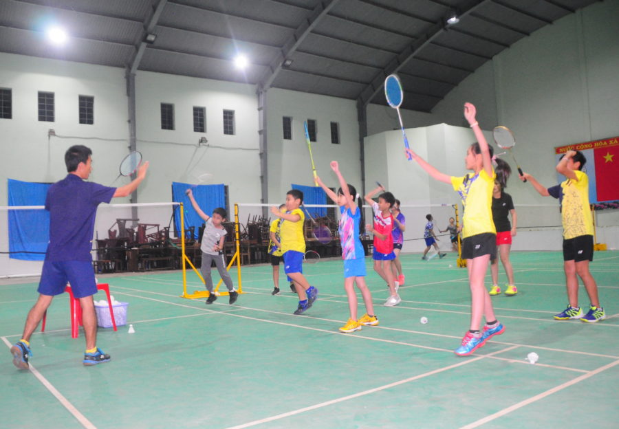 Huấn luyện viên Nguyễn Văn Hùng hướng dẫn học viên cầm vợt đúng kỹ thuật. Ảnh: Thiên Di