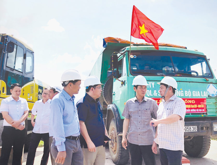  Lãnh đạo Sở Giao thông-Vận tải và lãnh đạo các địa phương tại lễ động thổ dự án cải tạo, nâng cấp quốc lộ 25. Ảnh: Lê Hòa