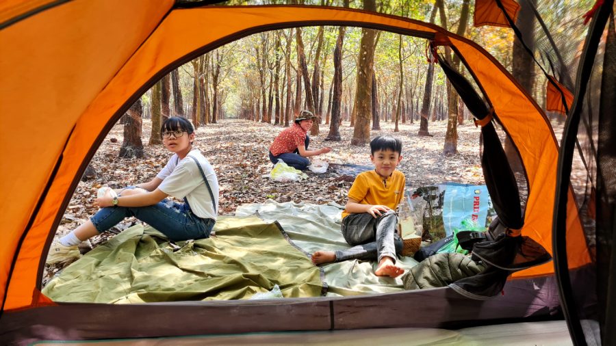 Trẻ em thích thú trong những chuyến dã ngoại, cắm trại hòa mình vào thiên nhiên. Ảnh: Minh Châu