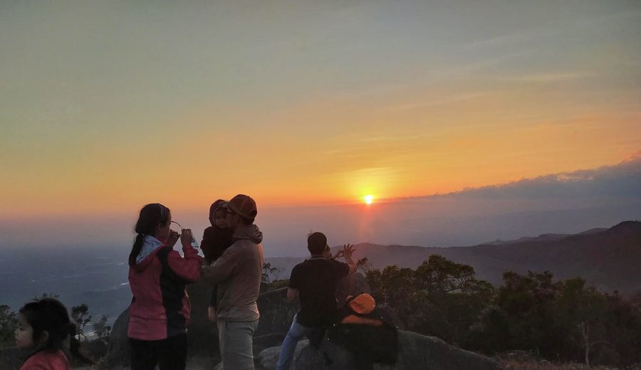 Hoàng hôn trên đỉnh Chư Nâm. Những giây phút sống chậm với thiên nhiên của các gia đình. Ảnh NVCC