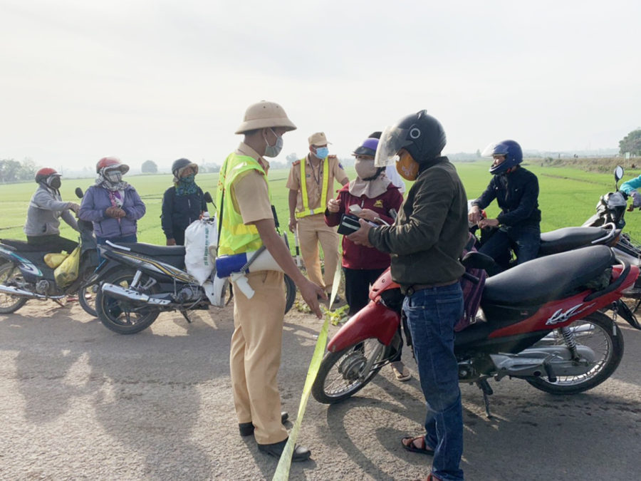 Lực lượng chức năng chốt chặn tại đầu cầu Quý Đức, khu vực giáp ranh giữa phường Cheo Reo (thị xã Ayun Pa) và thôn Ia Trok (huyện Ia Pa). Ảnh: Vũ Chi