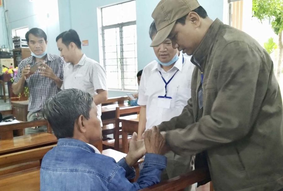  Ông Đinh Hà Nam- Phó Giám đốc Sở Y tế tỉnh thăm hỏi bệnh nhân phong tại huyện Krông Pa. Ảnh: Như Nguyện