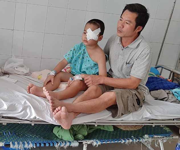  Cháu Hoàng Tấn Đạt đang được bố chăm sóc tại Bệnh viện Nhi đồng 2 (TP. Hồ Chí Minh). Ảnh: Phan Lài