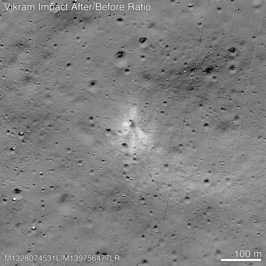 Điểm va chạm của tàu đổ bộ Vikram có thể được nhìn thấy ở trung tâm của bức ảnh. Ảnh: NASA.