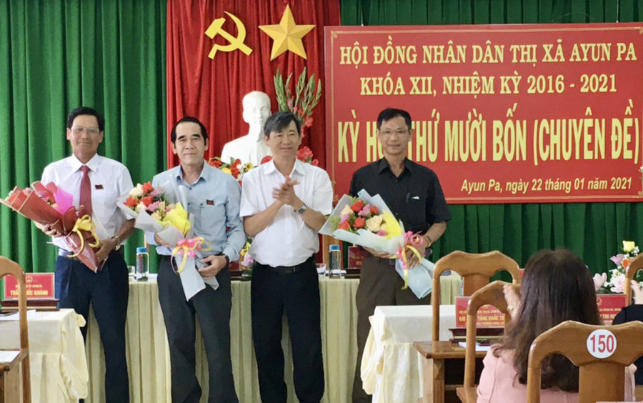  Bí thư Thị ủy Ayun Pa Trần Quốc Khánh tặng hoa chúc mừng các đồng chí Ksor Vinh, Tăng Khắc Trung, Lê Xuân Long (từ trái sang phải). Ảnh: Vũ Chi