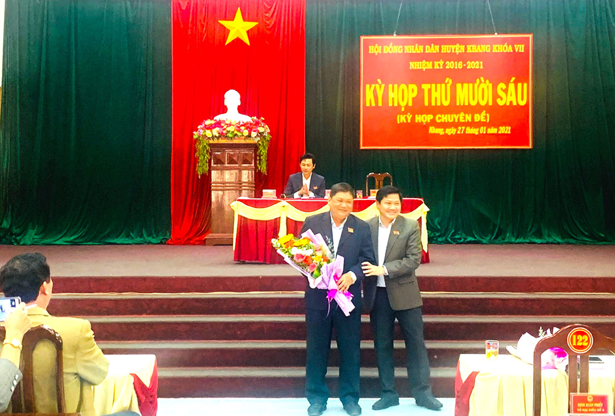Ông Trương Văn Đạt-Ủy viên Ban Thường vụ Tỉnh ủy, Phó Chủ tịch Thường trực HĐND tỉnh Gia Lai tặng hoa chúc mừng ông Phan Trần Thọ (bên trái). Ảnh: Minh Hạnh