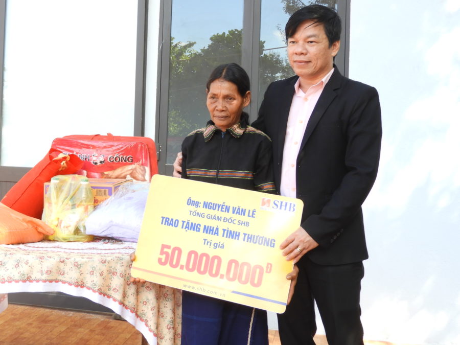 Giám đốc Tổng Giám đốc SHB Nguyễn Văn Lê (phải) tặng nhà tình thương cho hộ bà Rơ Châm Ích
