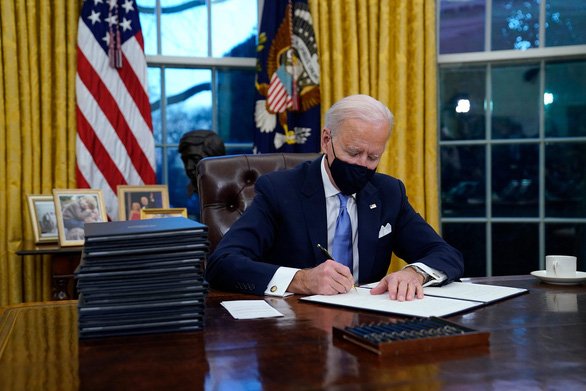 Ngồi vào phòng Bầu dục, Tổng thống Biden ký ngay 15 sắc lệnh - Ảnh 1.