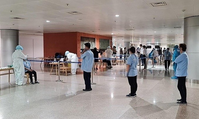 Nhân viên y tế lấy mẫu xét nghiệm nhân viên Cảng hàng không quốc tế Tân Sơn Nhất ngày 30/1. Ảnh: Trung tâm Kiểm soát Bệnh tật TP HCM.