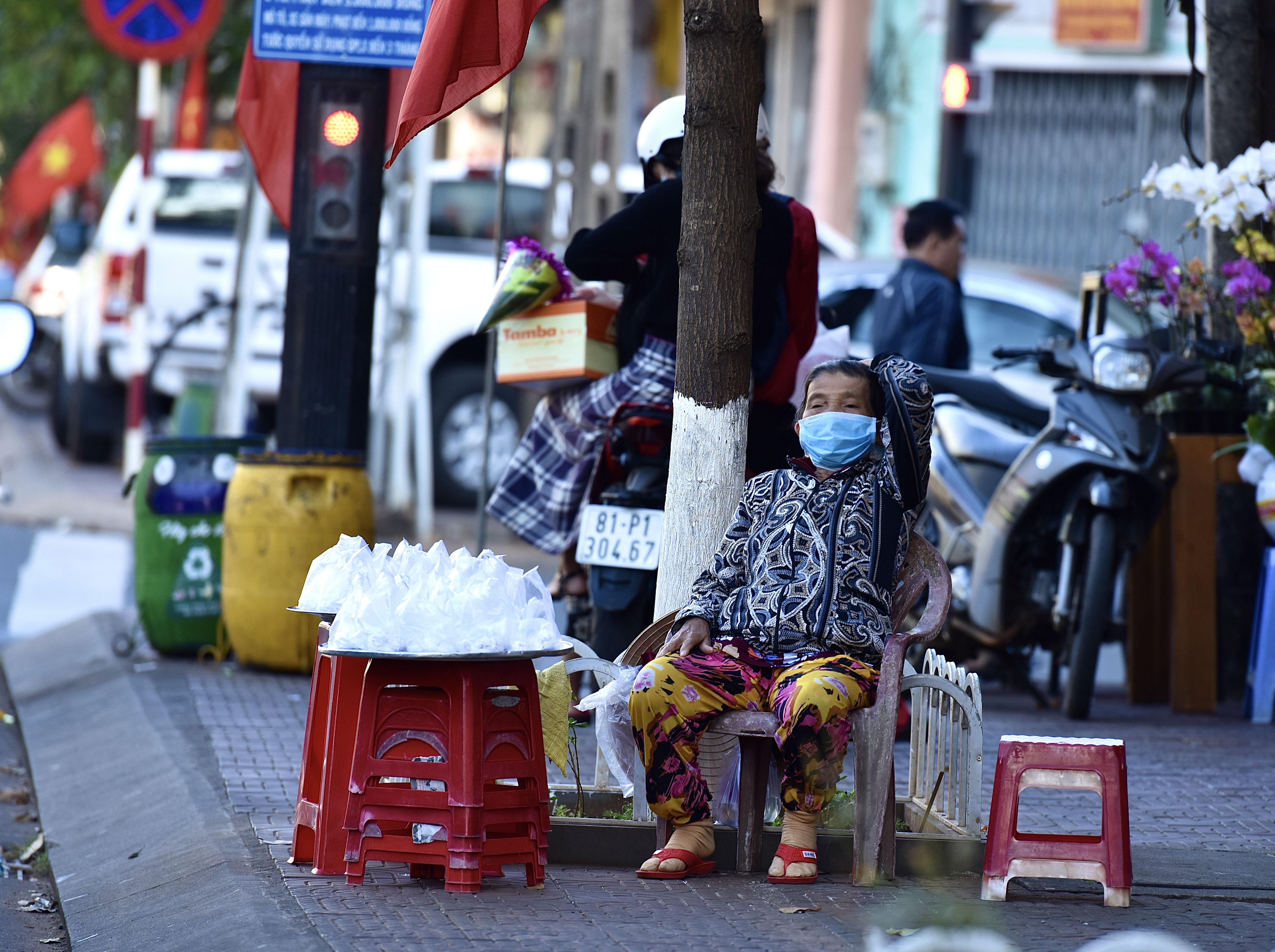 Bà cụ bán kẹo,bánh trên lề đường ngã tư Hùng Vương-Nguyễn Thái Học