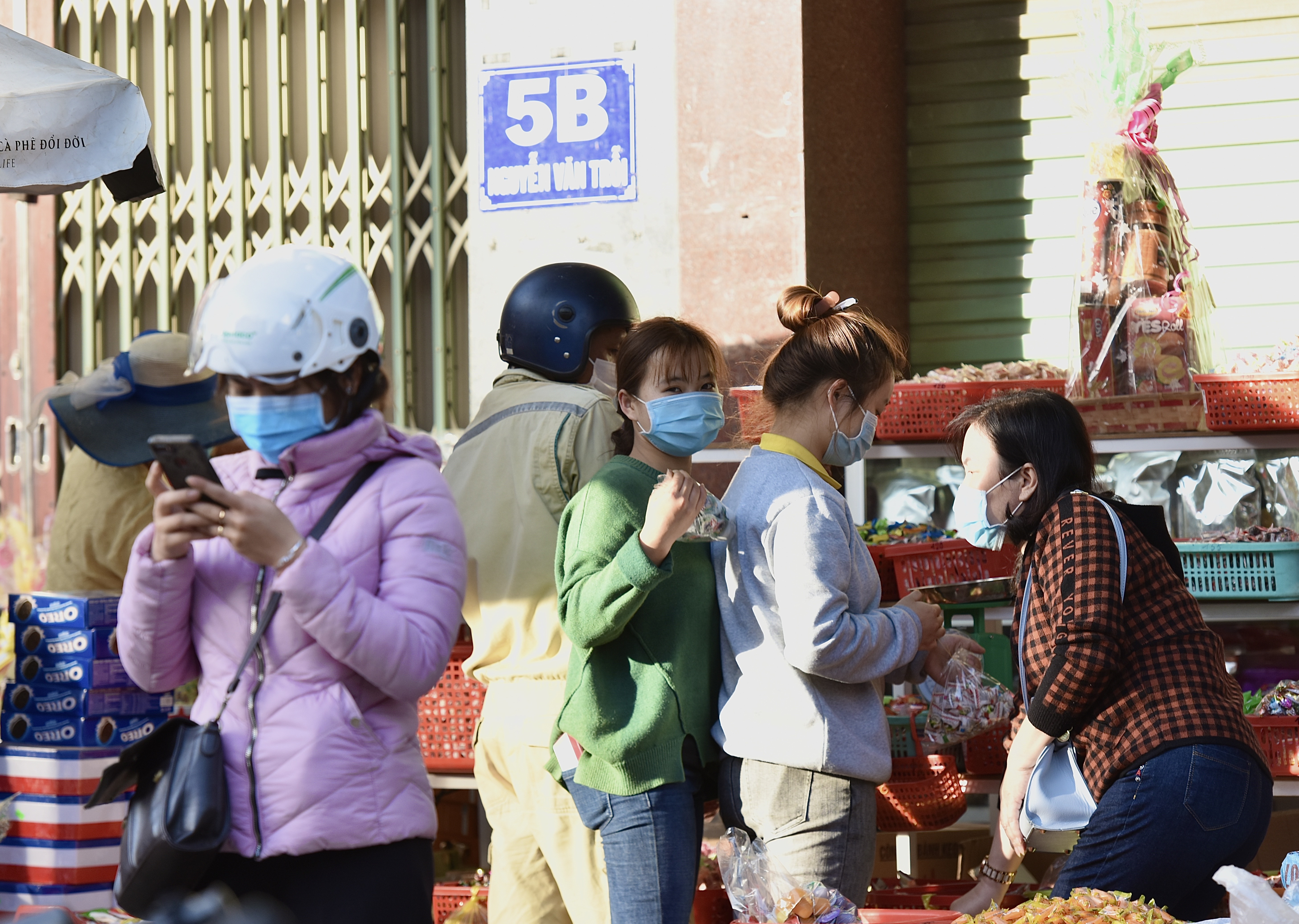 Cả người mua lẫn người bán đều chấp hành đúng chủ trương mang khẩu trang để phòng dịch tại cửa hàng Hồng Nhung trên đường Nguyễn Văn Trỗi.