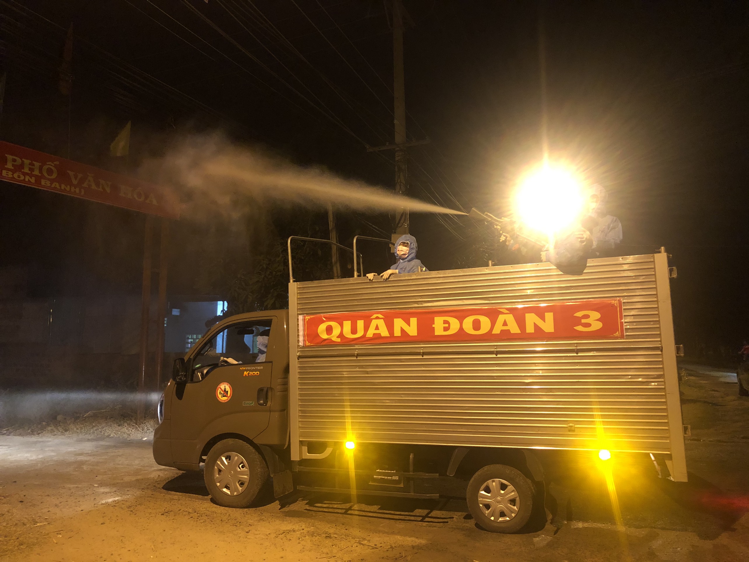 Phun thuốc khử khuẩn tại phường Cheo Reo, thị xã Ayun Pa. Ảnh: Vĩnh Long