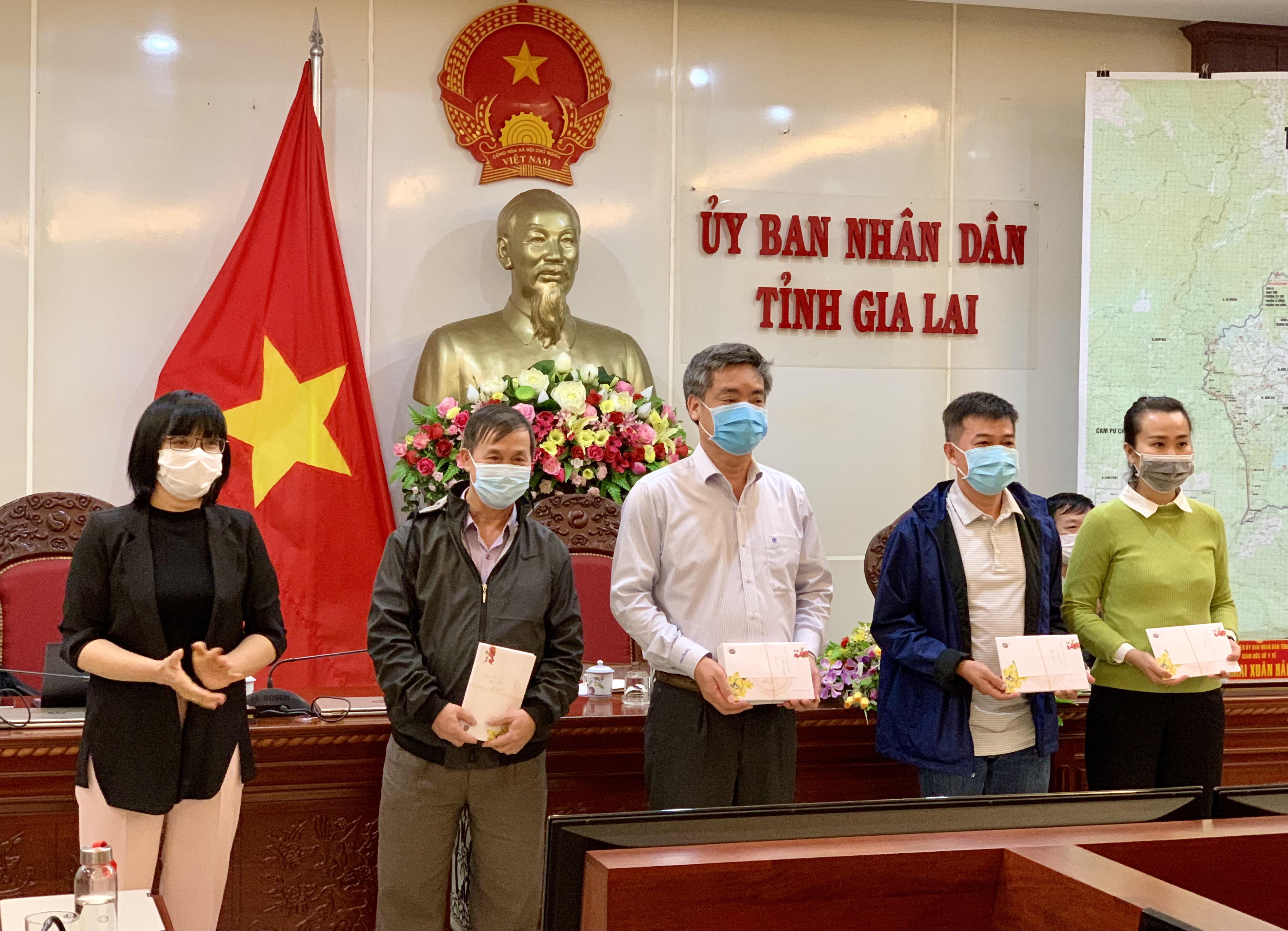 Phó Chủ tịch UBND tỉnh Nguyễn Thị Thanh Lịch gửi món quà nhỏ cám ơn các đoàn công tác đã tiếp sức Gia Lai trong phòng-chống dịch Ảnh: Như Nguyện 
