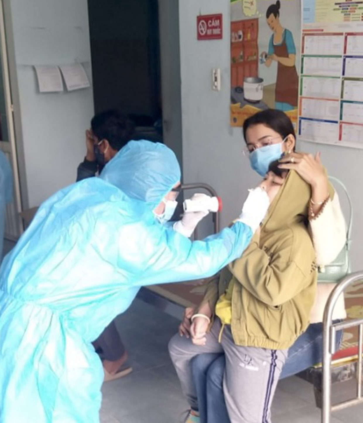 Lấy mẫu xét nghiệm cho người dân tại phường Cheo Reo, thị xã Ayun Pa. Ảnh: Như Nguyện