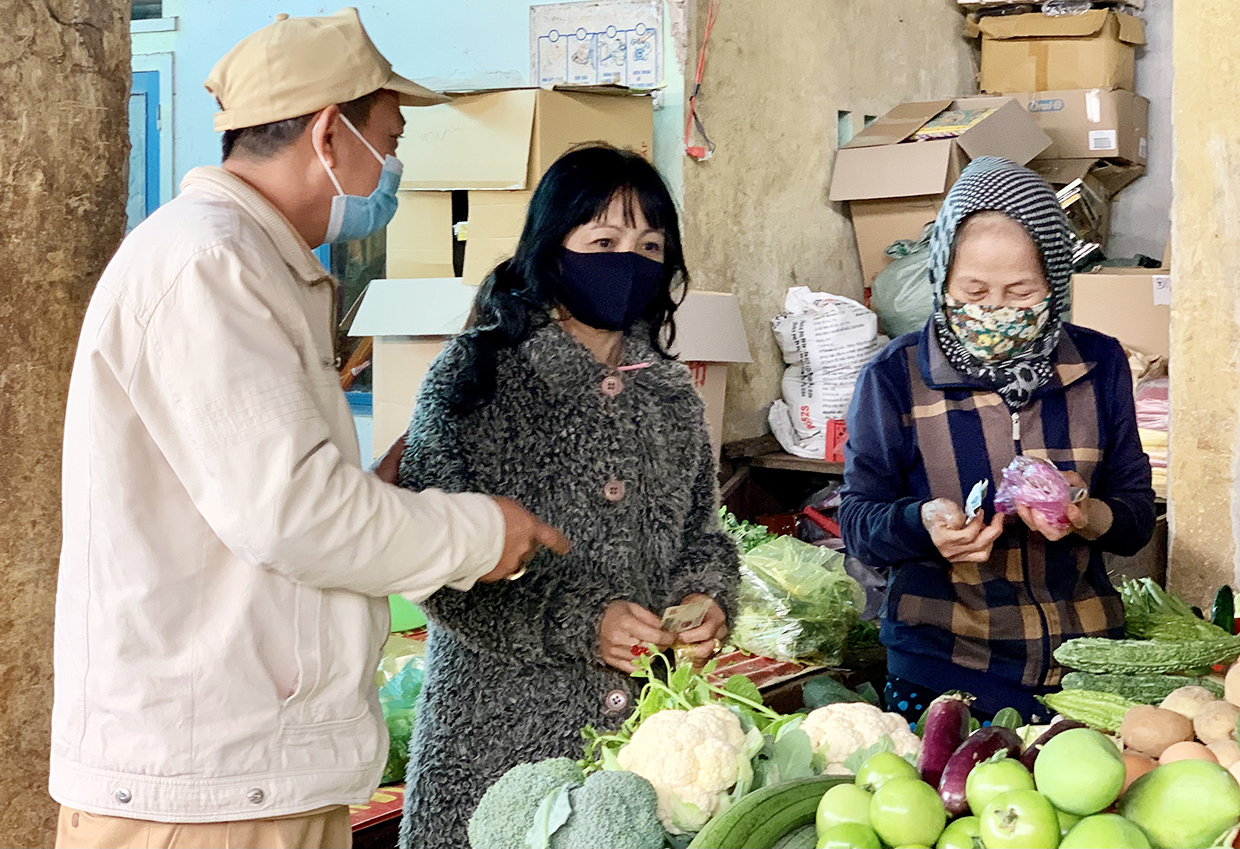 Lực lượng chức năng phường Hội Thương, TP. Pleiku kiểm tra, nhắc nhở người dân đeo khẩu trang phòng-chống dịch. Ảnh: Như Nguyện