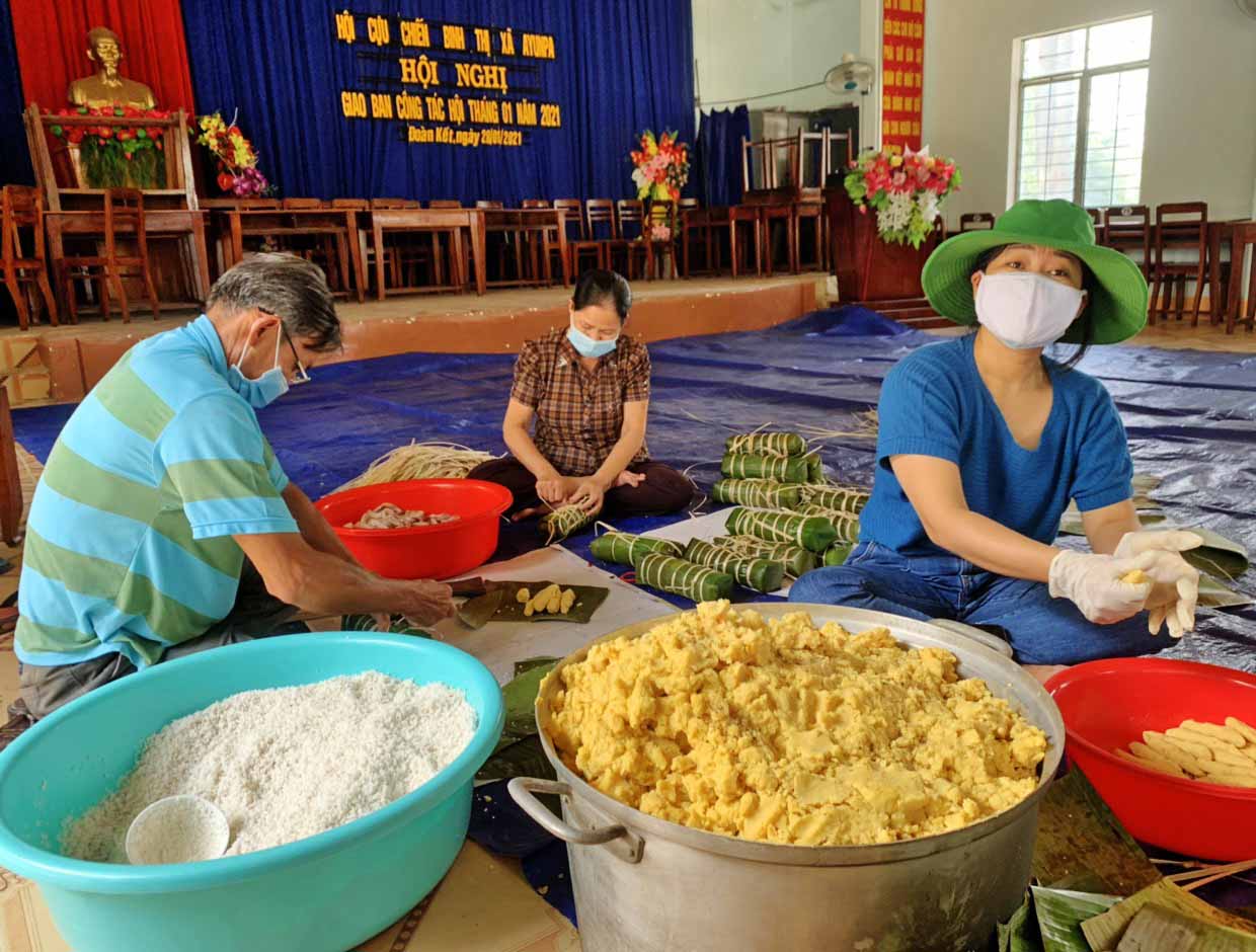 Bà Nguyễn Thị Hạ Chi-Chủ tịch UBND phường Đoàn Kết (thị xã Ayun Pa, bìa phải) cùng người dân gói bánh tét nghĩa tình. Ảnh.Vũ Chi