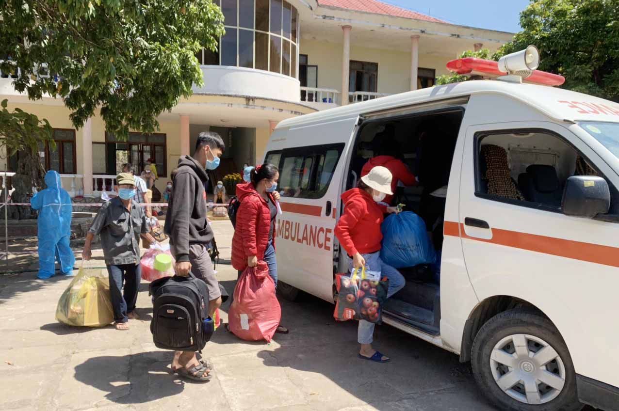 Các công dân hết thời gian cách ly tập trung tại trụ sở cũ của Ban Chỉ huy Quân sự thị xã Ayun Pa lên xe trở về với gia đình. Ảnh.Vũ Chi