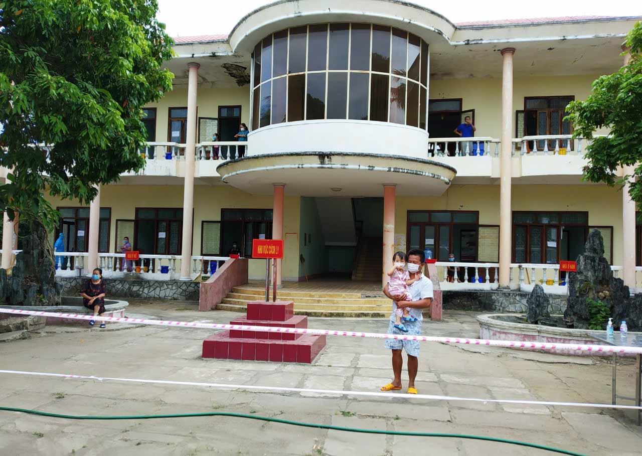 Hình ảnh một em bé tiễn các cô chú rời khu cách ly trở về nhà sau nhiều ngày gắn bó khiến nhiều người xúc động.Ảnh.Vũ Chi