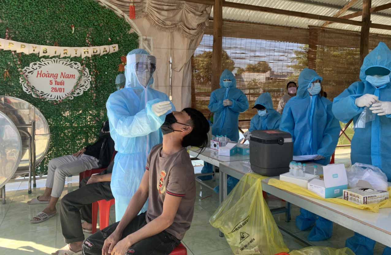 Mở rộng lấy mẫu xét nghiệm cho toàn bộ dân cư phường Đoàn Kết, thị xã Ayun Pa. Ảnh: Vũ Chi